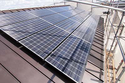 ガルバリウム屋根と太陽光発電パネルのイメージ